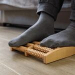 masseur pied en bois