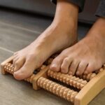 masseur pied en bois