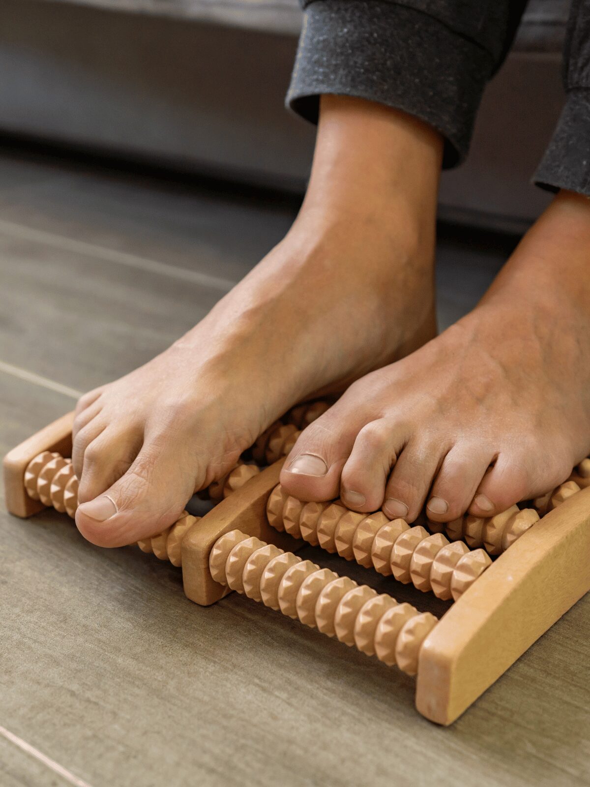masseur pied en bois